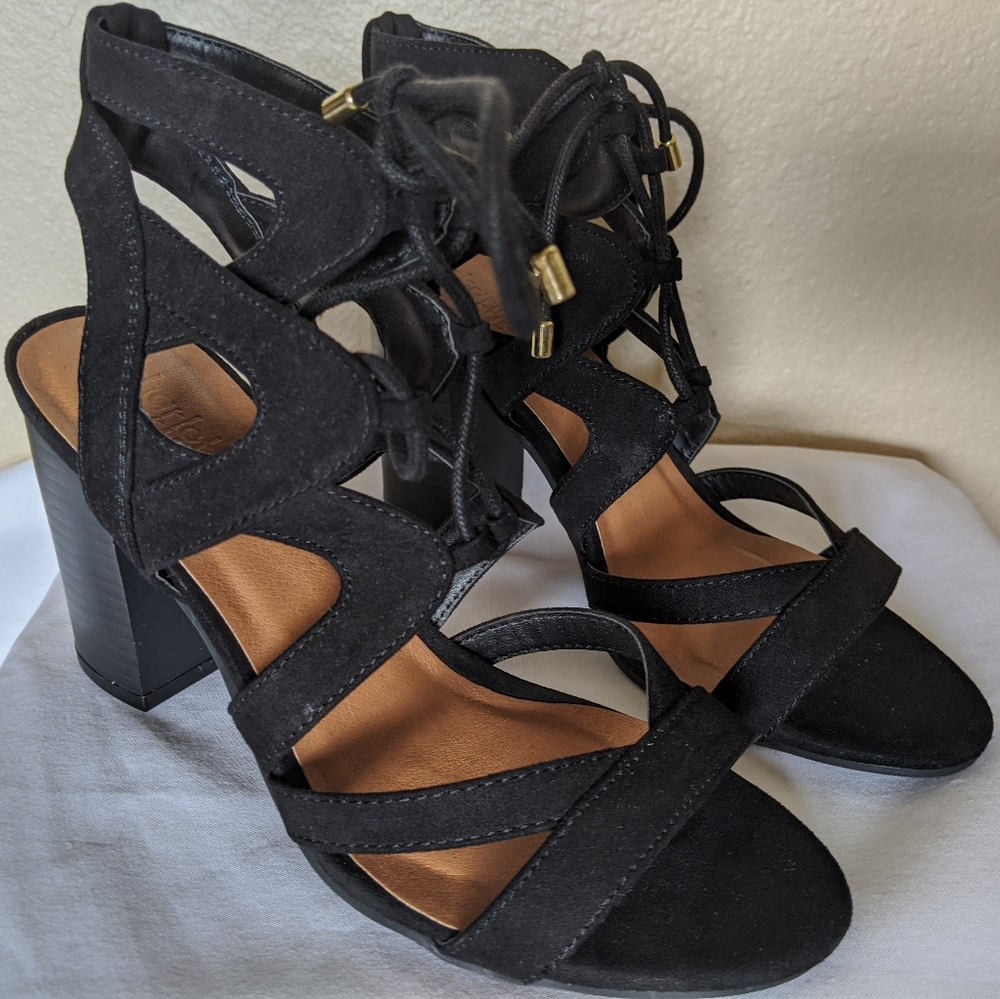 Charlotte Russe black cut out block heel Size 6